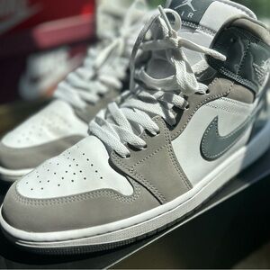 Jordan 1 mid Men size 10 Gray and White